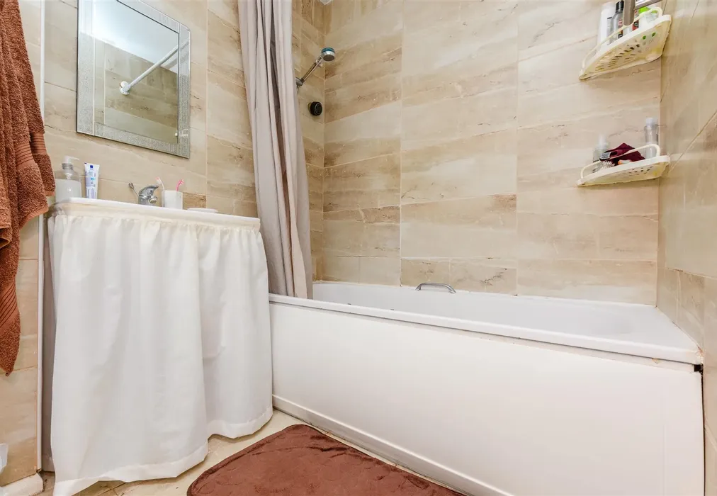 Bathroom - Leeds Square, Twydall, Gillingham, Kent - Wards of Kent