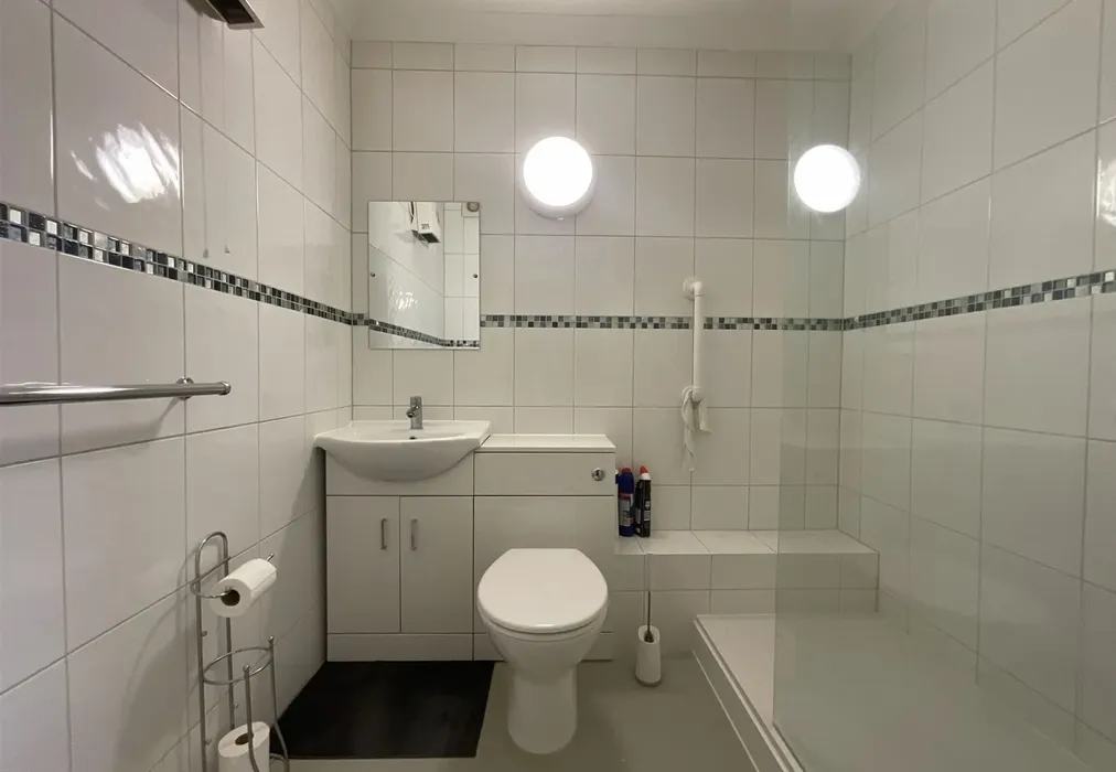 Bathroom - Heene Road, Worthing, West Sussex - Wards of Kent