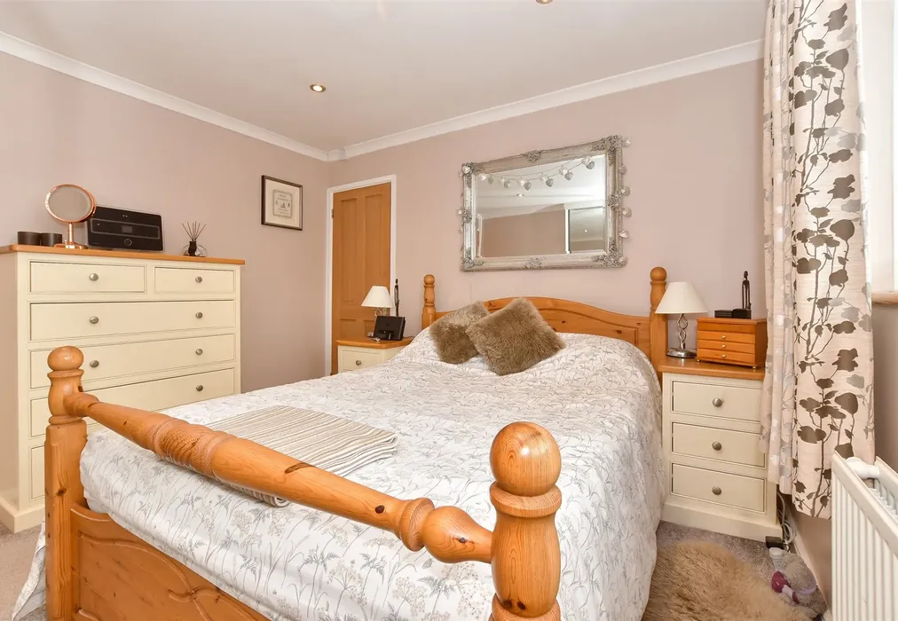Bedroom 1 - Hazelwood Close, Tunbridge Wells, Kent - Wards of Kent