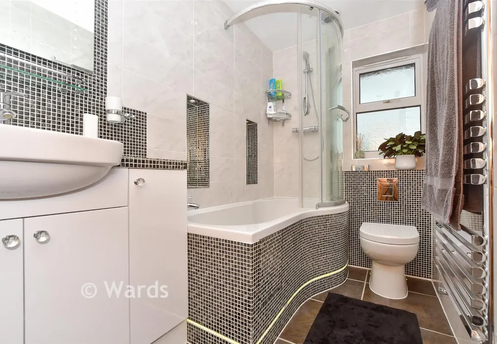 Bathroom - Hazelwood Close, Tunbridge Wells, Kent - Wards of Kent