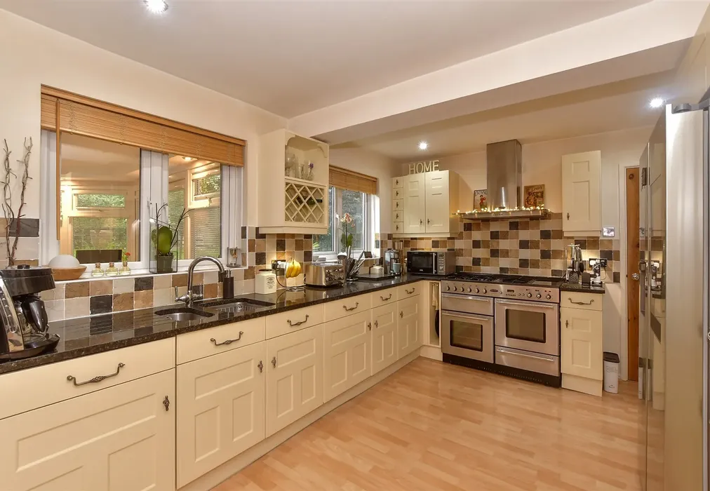 Kitchen - Hazelwood Close, Tunbridge Wells, Kent - Wards of Kent