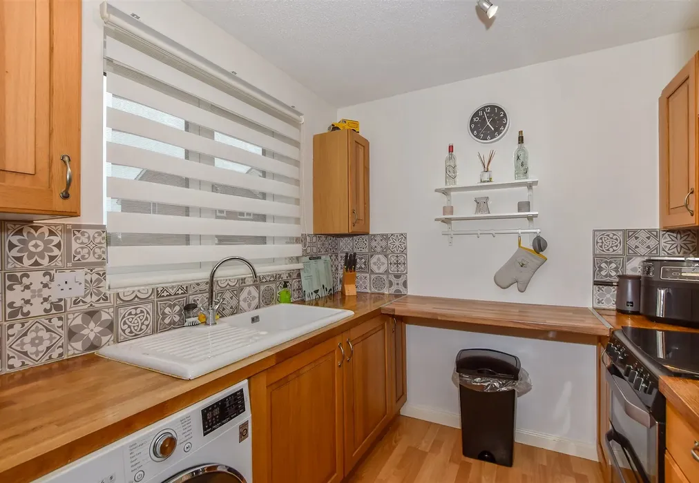 Kitchen - Burghclere Drive, Maidstone, Kent - Wards of Kent