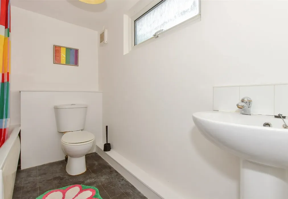 Bathroom - Station Road, Herne Bay, Kent - Wards of Kent