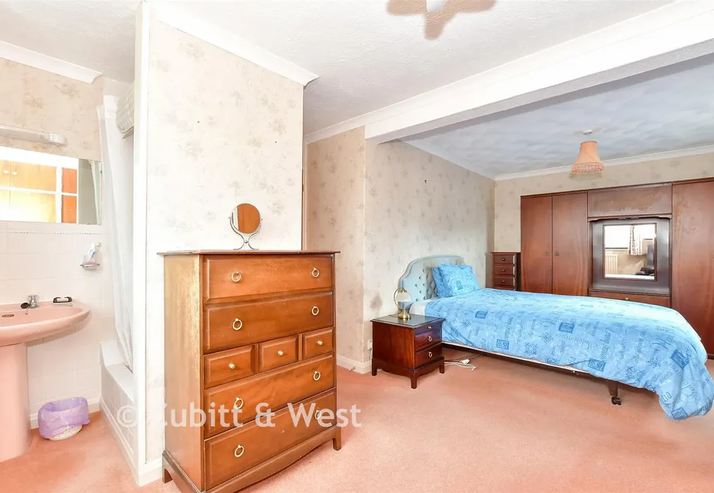 Bedroom 1 - Warner Road, Selsey, Chichester, West Sussex - Wards of Kent