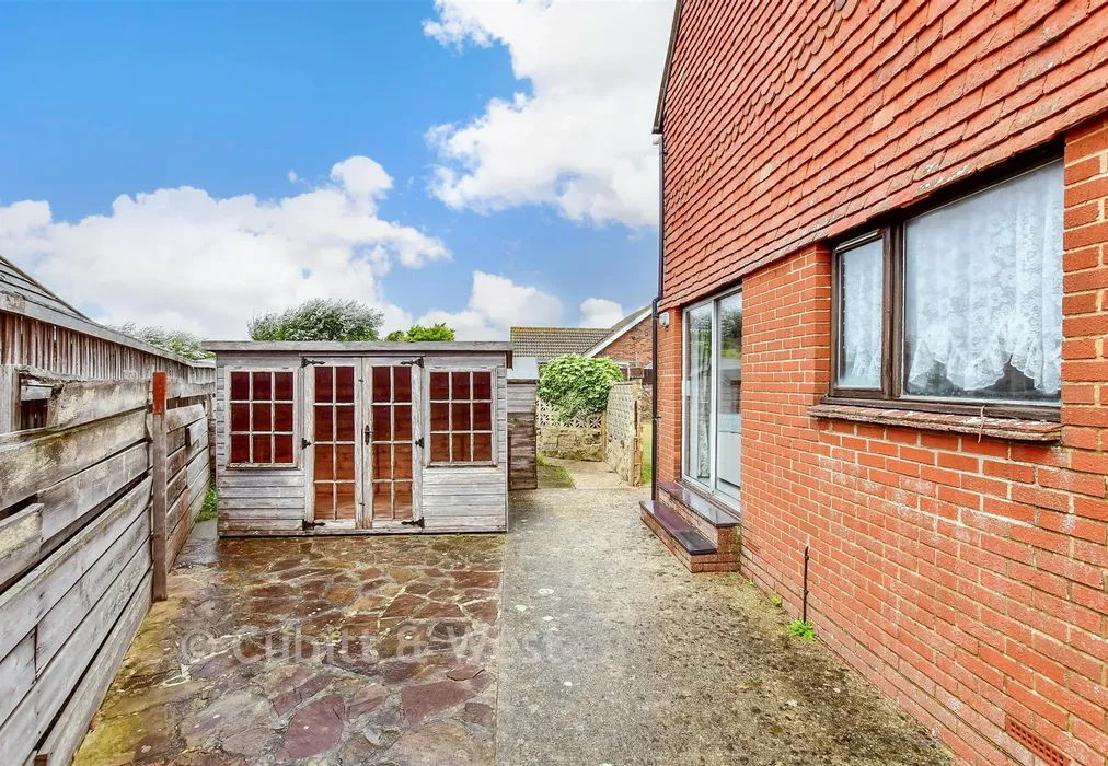 Side Garden - Warner Road, Selsey, Chichester, West Sussex - Wards of Kent
