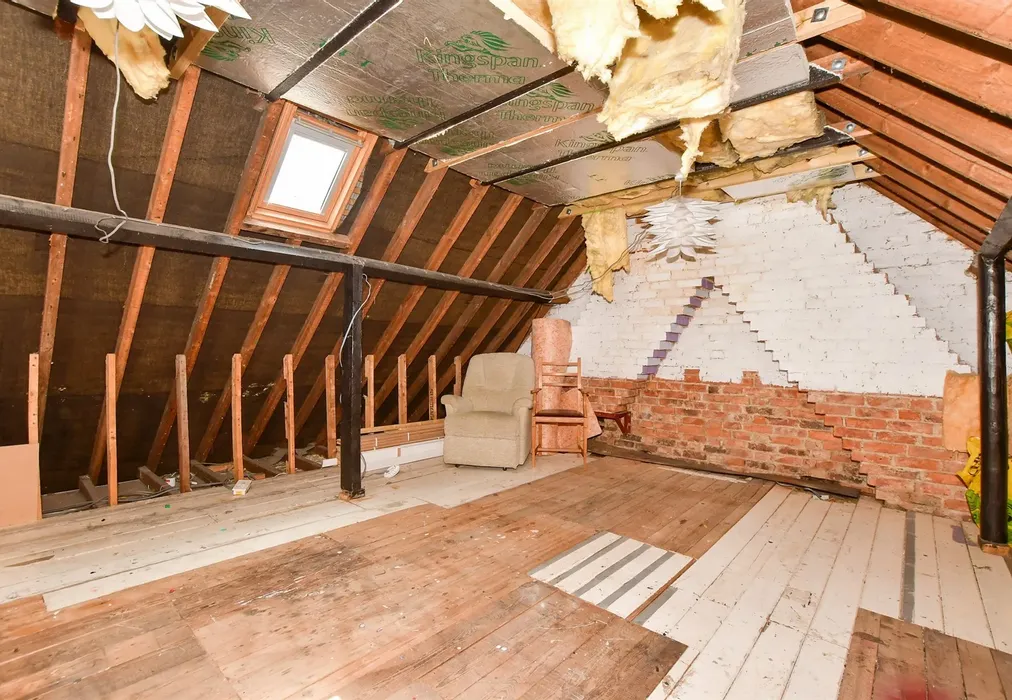 Loft Room - Dymchurch Road, Hythe, Kent - Wards of Kent
