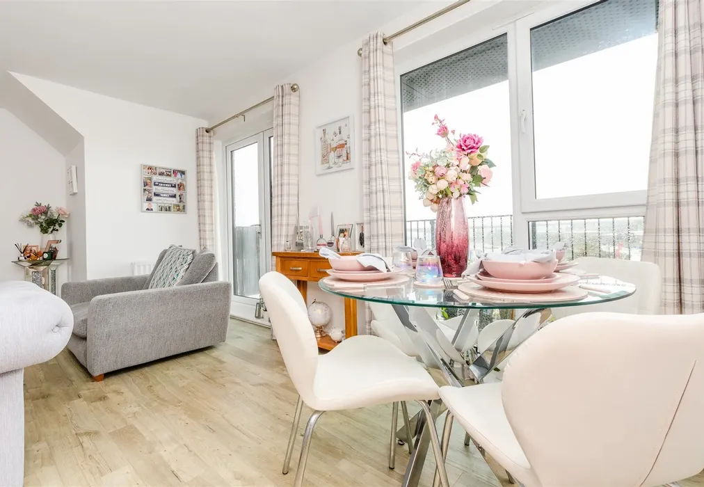 Lounge/Diner - Knights Templar Way, Strood, Rochester, Kent - Wards of Kent