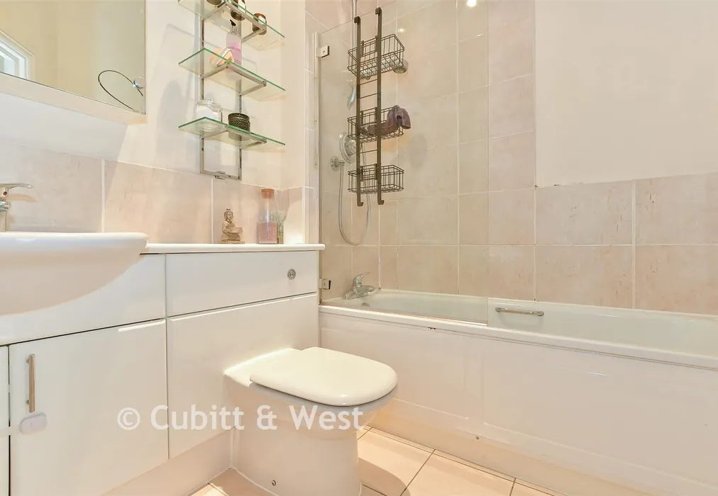 Bathroom - Massetts Road, Horley, Surrey - Wards of Kent