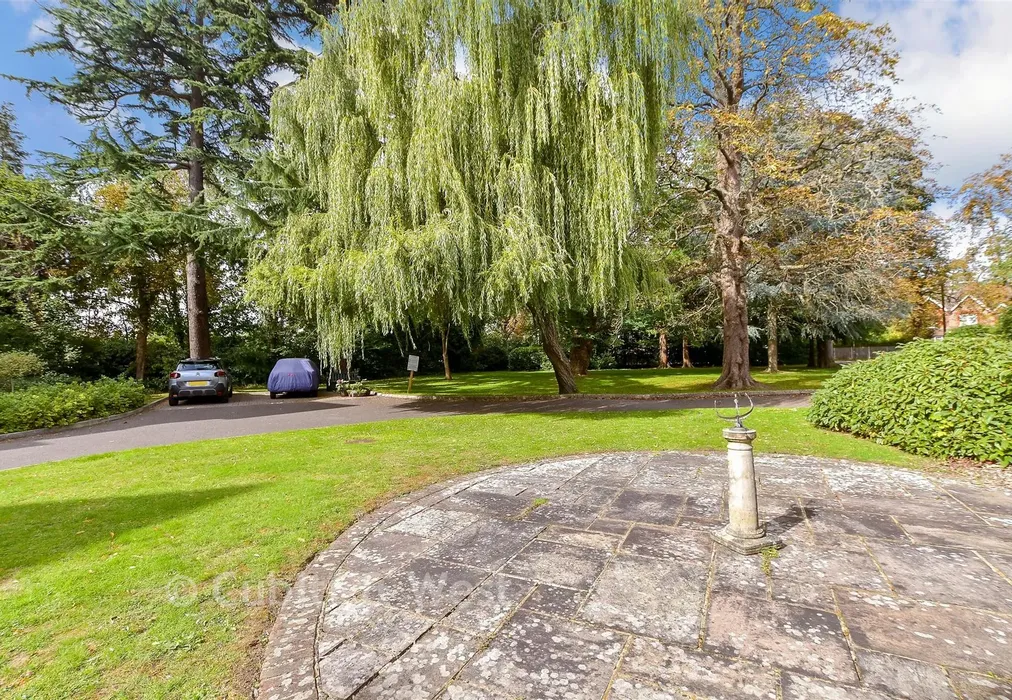 Communal Gardens - Massetts Road, Horley, Surrey - Wards of Kent