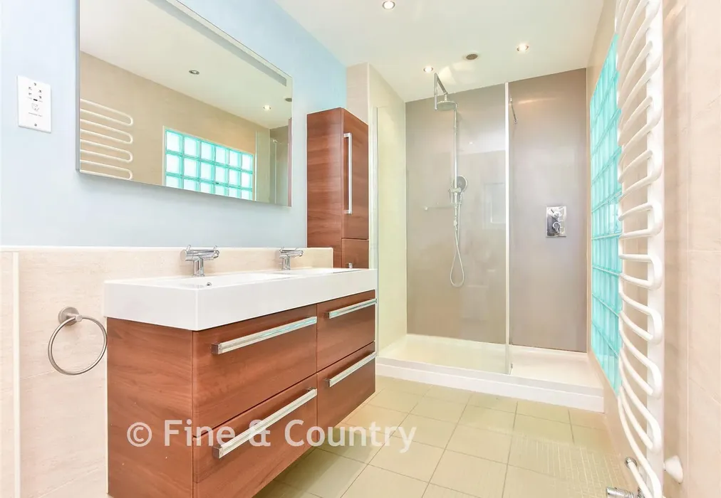 En-Suite - Western Esplanade, Broadstairs, Kent - Wards of Kent