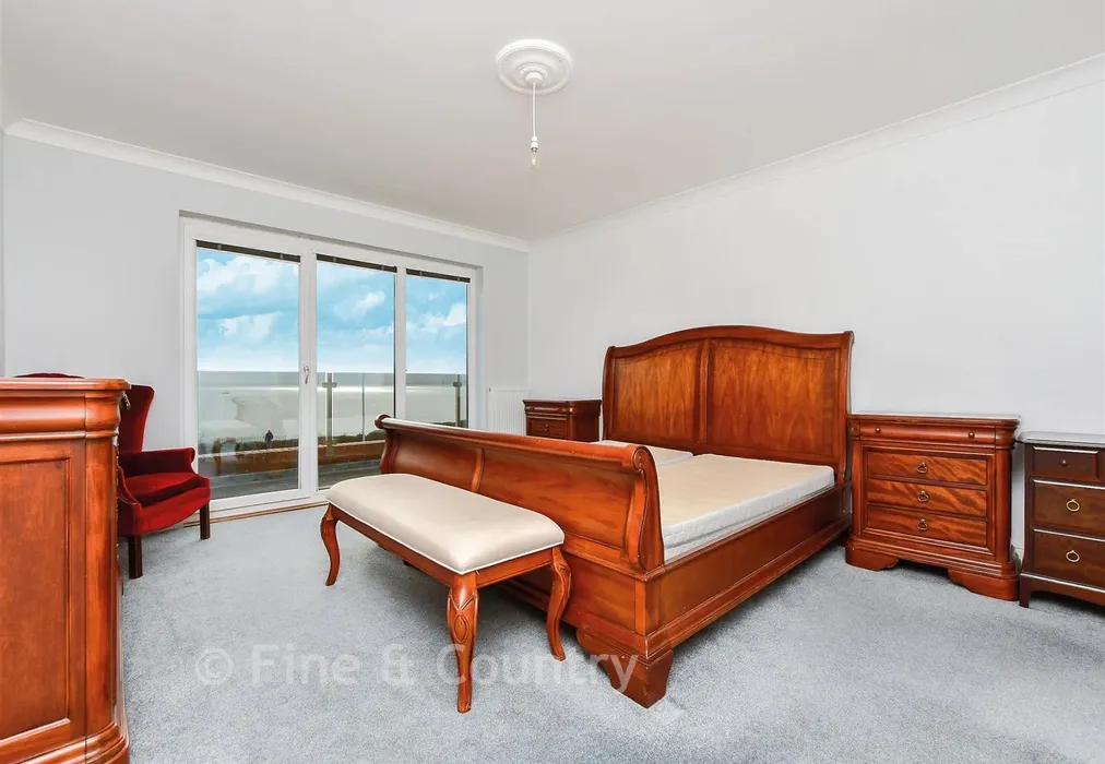 Bedroom 1 - Western Esplanade, Broadstairs, Kent - Wards of Kent