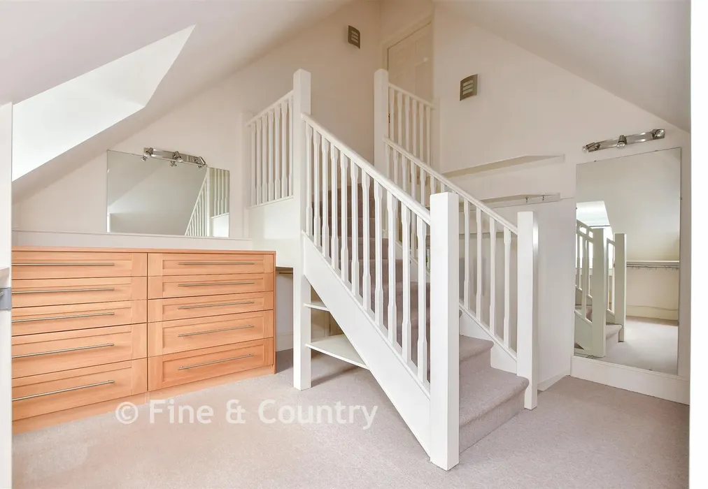 Dressing Room - Western Esplanade, Broadstairs, Kent - Wards of Kent