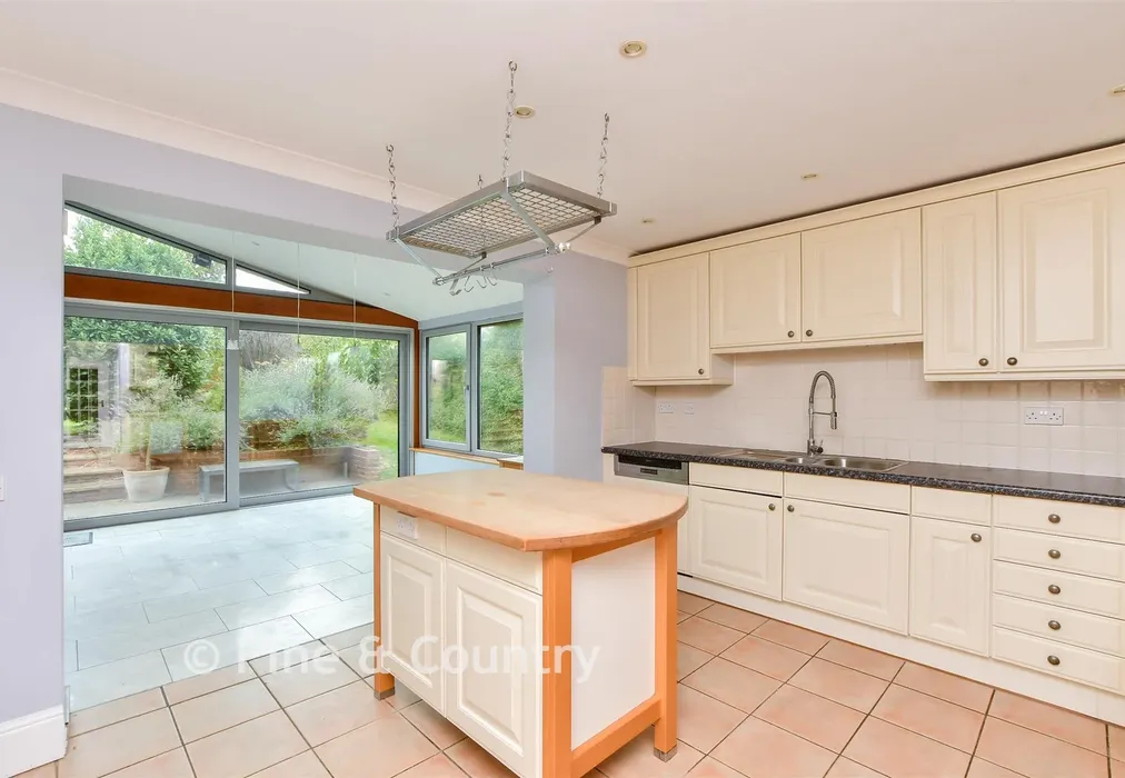 Kitchen - Western Esplanade, Broadstairs, Kent - Wards of Kent