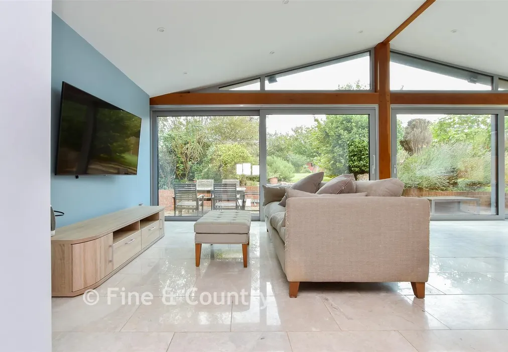 Sun Room - Western Esplanade, Broadstairs, Kent - Wards of Kent