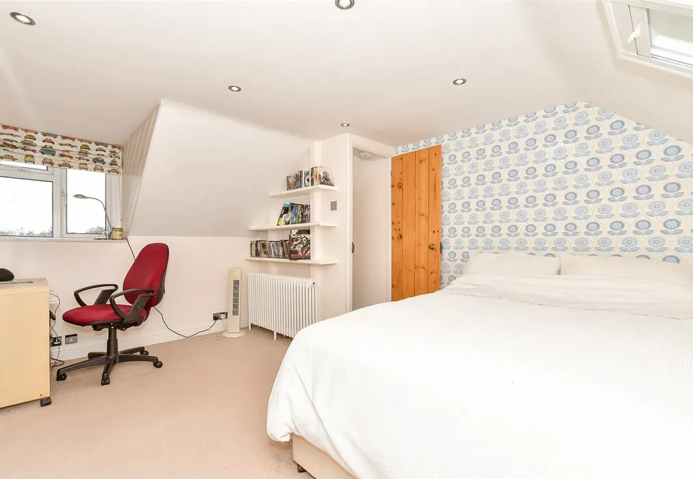 Bedroom 1 - Beacon Oak Road, Tenterden, Kent - Wards of Kent