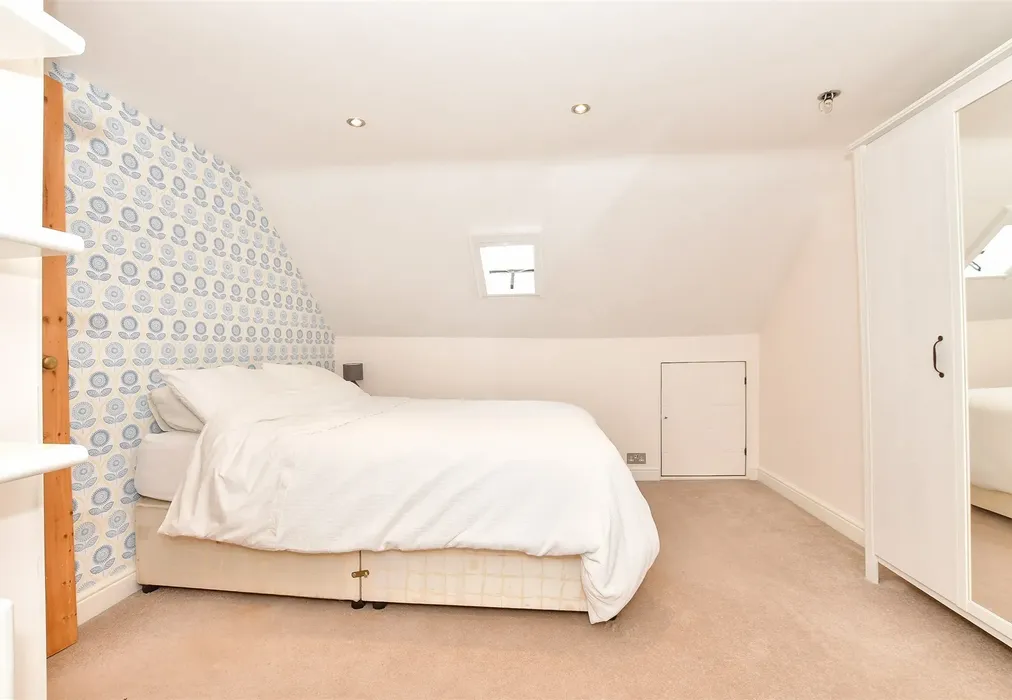Bedroom 1 - Beacon Oak Road, Tenterden, Kent - Wards of Kent