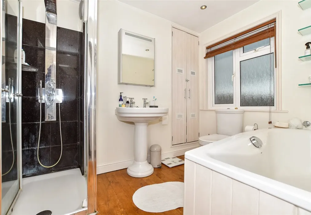 Bathroom - Beacon Oak Road, Tenterden, Kent - Wards of Kent