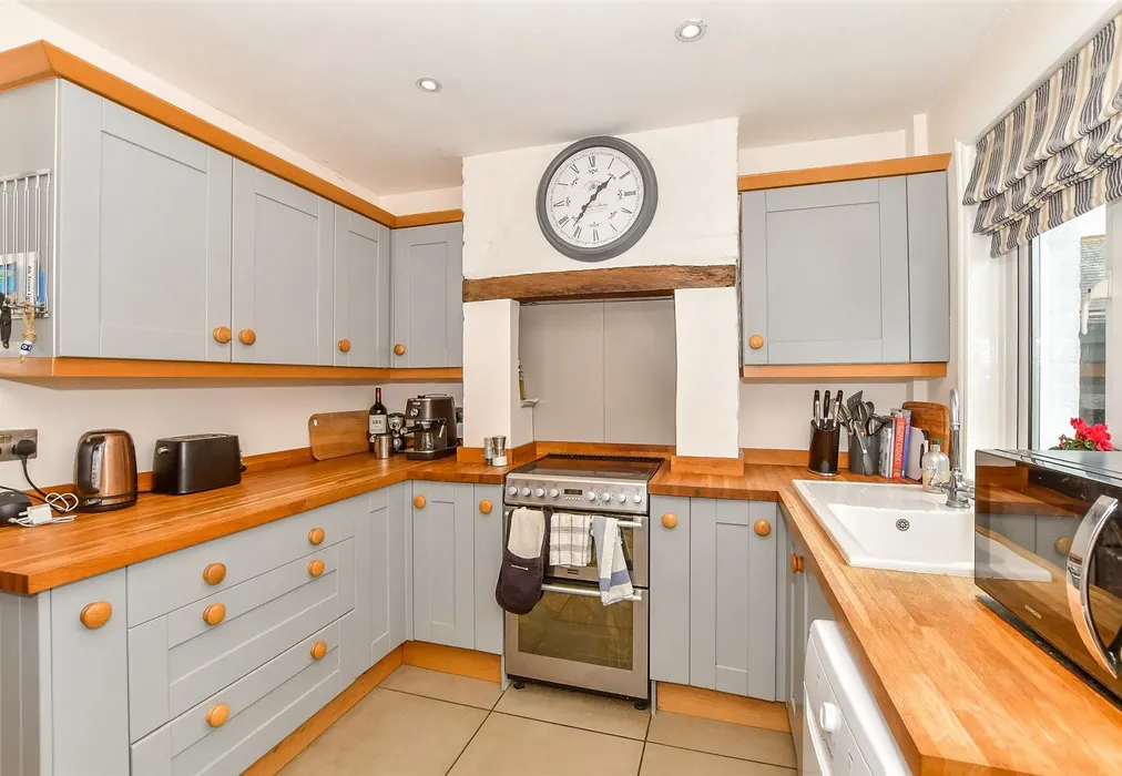 Kitchen - Beacon Oak Road, Tenterden, Kent - Wards of Kent