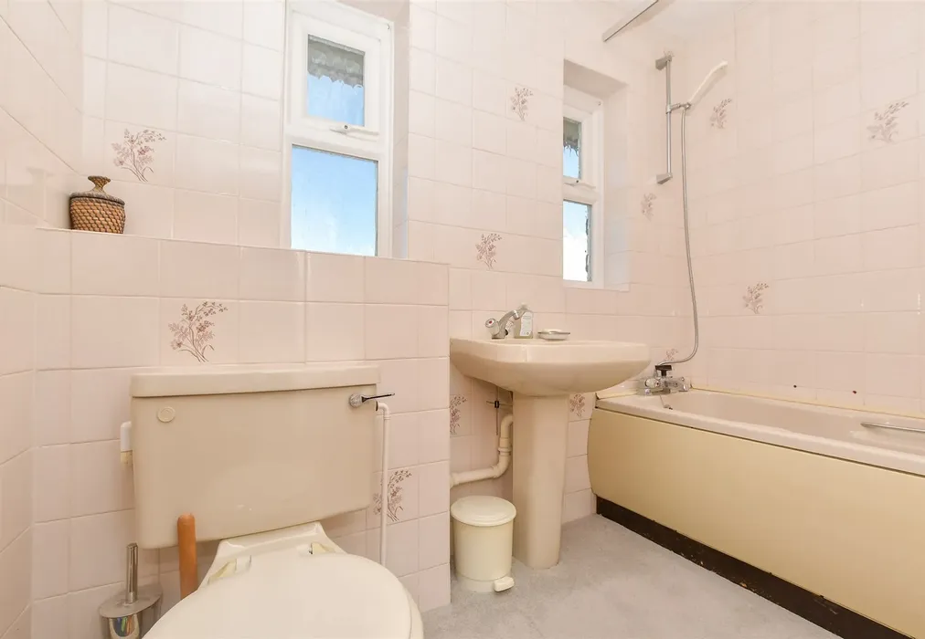Bathroom - Ashcroft Road, Paddock Wood, Tonbridge, Kent - Wards of Kent