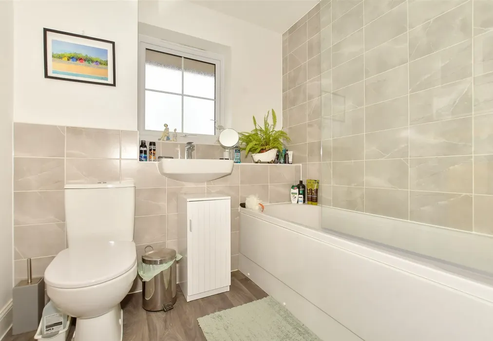 Bathroom - Maycock Place, Hythe, Kent - Wards of Kent