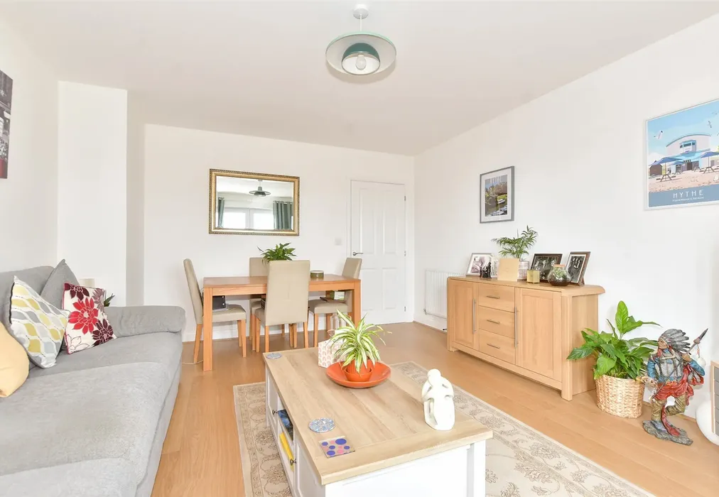 Lounge - Maycock Place, Hythe, Kent - Wards of Kent