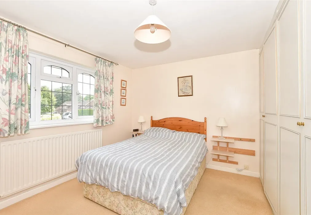 Bedroom 1 - Chestnut Walk, Pulborough, West Sussex - Wards of Kent