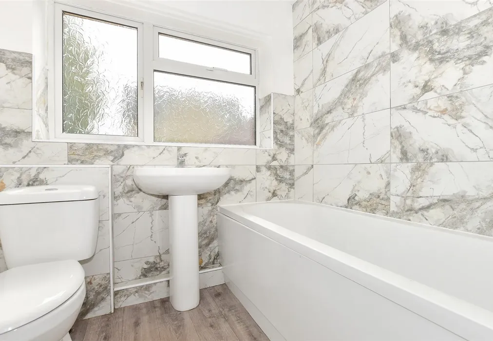 Family Bathroom - Station Approach, Pulborough, West Sussex - Wards of Kent