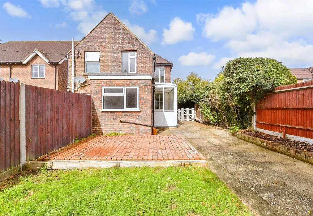 Rear Garden - Station Approach, Pulborough, West Sussex - Wards of Kent