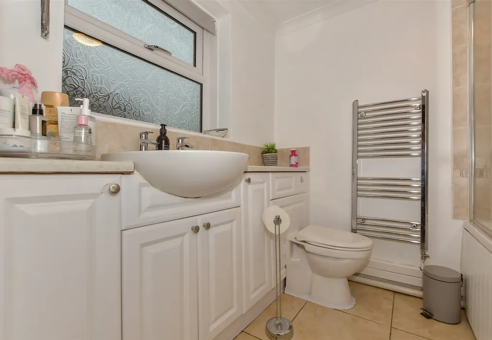 Bathroom - Queens Road, Snodland, Kent - Wards of Kent
