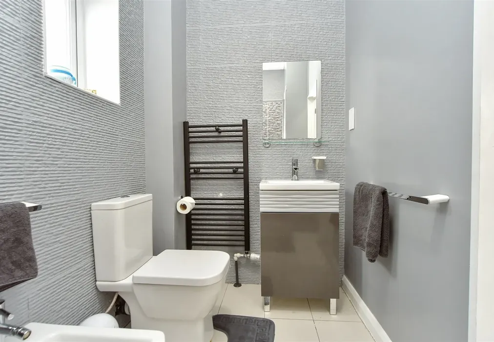 En-Suite Shower Room - First Avenue, Gillingham, Kent - Wards of Kent