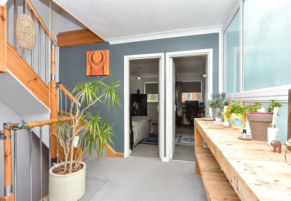 Landing - First Avenue, Gillingham, Kent - Wards of Kent