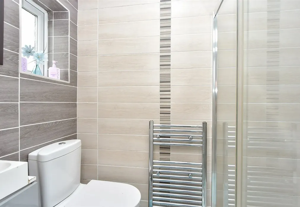 En-Suite Shower Room - First Avenue, Gillingham, Kent - Wards of Kent
