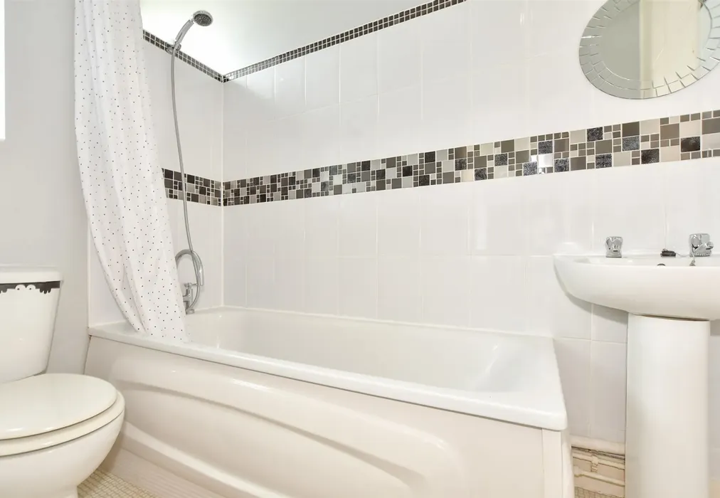 Bathroom - Ingles Road, Folkestone, Kent - Wards of Kent