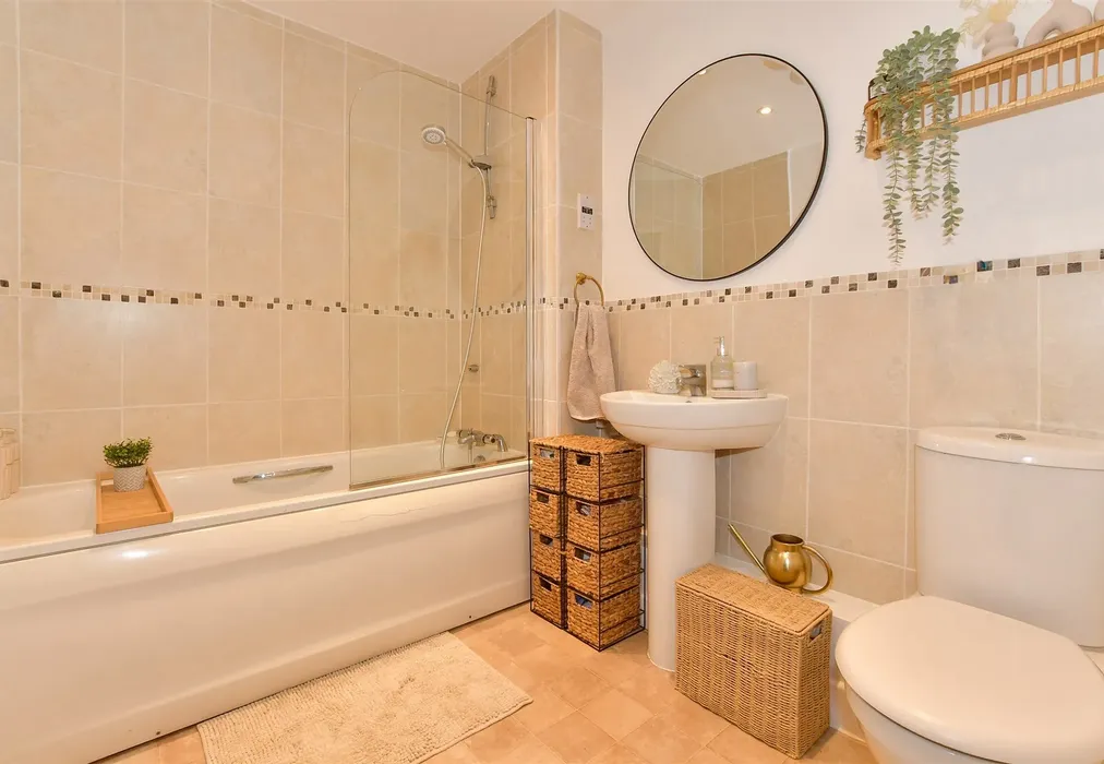 Bathroom - Goodworth Road, Redhill, Surrey - Wards of Kent