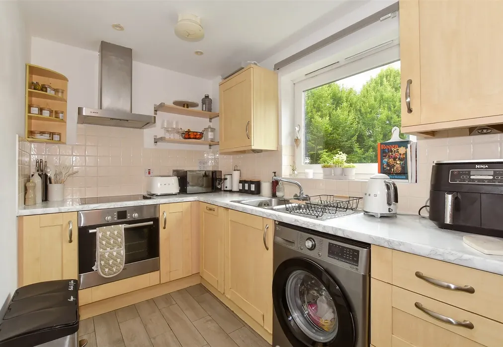 Kitchen - Goodworth Road, Redhill, Surrey - Wards of Kent