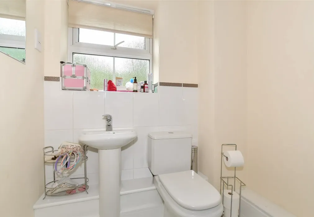 En-Suite Shower Room - Fitzroy Place, Reigate, Surrey - Wards of Kent