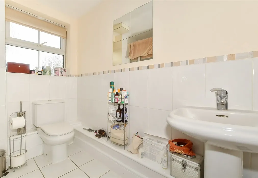En-Suite Bathroom - Fitzroy Place, Reigate, Surrey - Wards of Kent