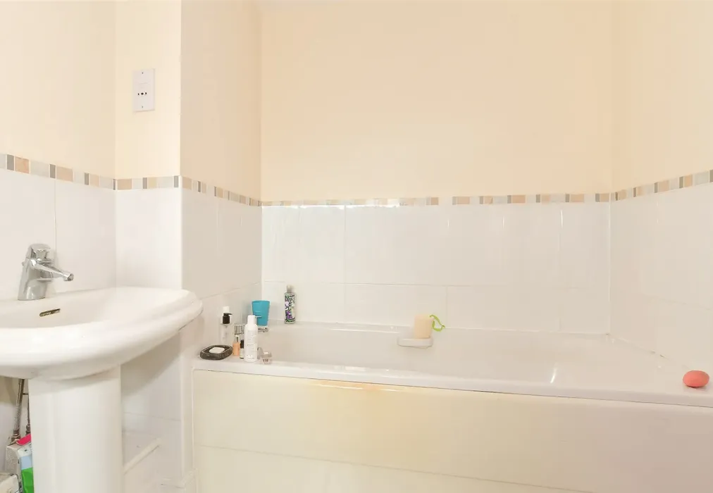 En-Suite Bathroom - Fitzroy Place, Reigate, Surrey - Wards of Kent