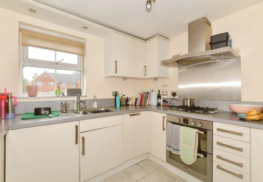 Kitchen - Fitzroy Place, Reigate, Surrey - Wards of Kent