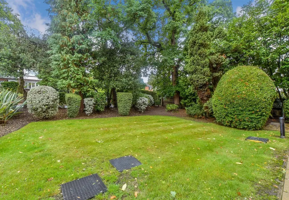 Communal Gardens - Fitzroy Place, Reigate, Surrey - Wards of Kent