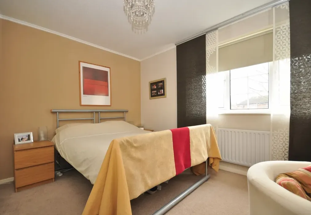 9010urus - bedroo... - Woodhatch Southwater RH13 - Wards of Kent
