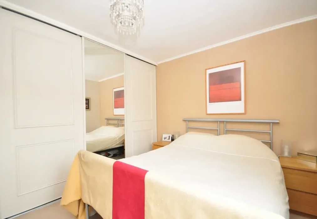 9010urut - bedroo... - Woodhatch Southwater RH13 - Wards of Kent