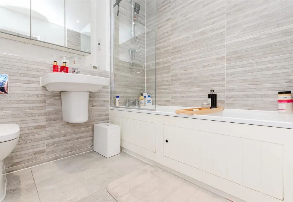 Bathroom - Martinsyde Grove, Hoo, Rochester, Kent - Wards of Kent