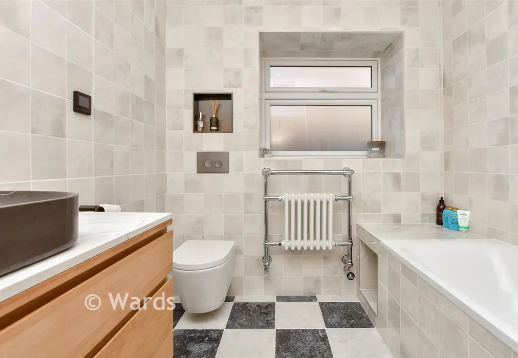 Bathroom - Eastern Esplanade, Broadstairs, Kent - Wards of Kent
