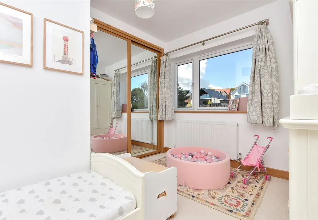 Bedroom 2 - Eastern Esplanade, Broadstairs, Kent - Wards of Kent