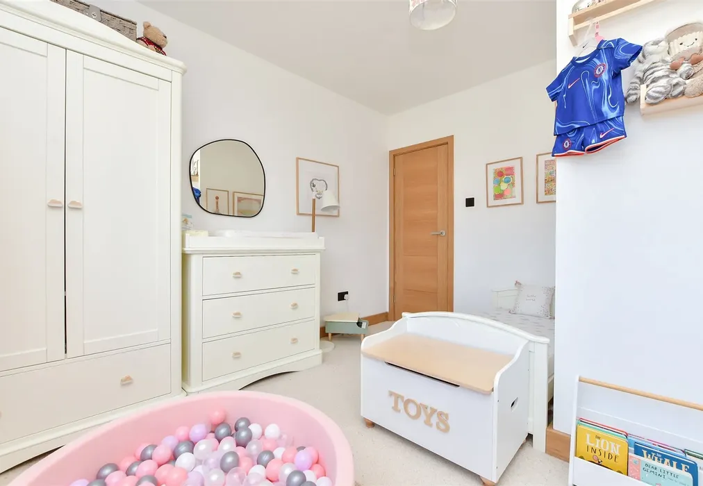 Bedroom 2 - Eastern Esplanade, Broadstairs, Kent - Wards of Kent
