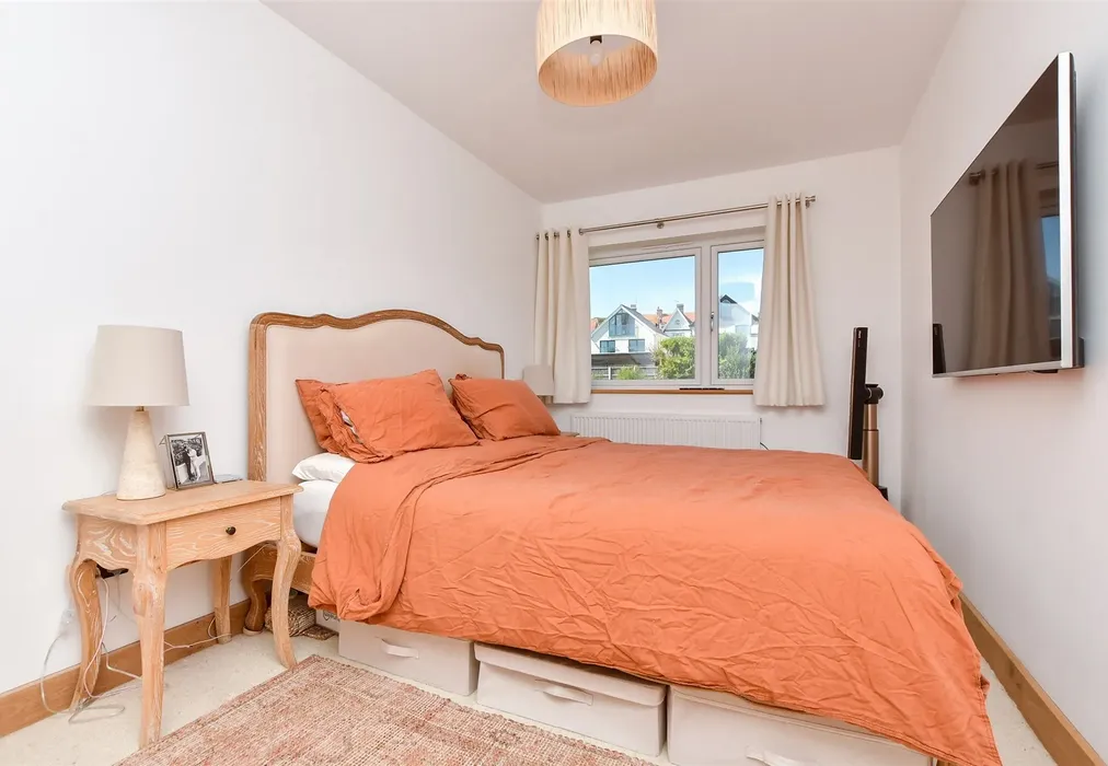 Bedroom 1 - Eastern Esplanade, Broadstairs, Kent - Wards of Kent