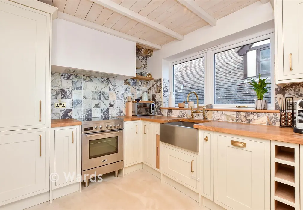 Kitchen - Eastern Esplanade, Broadstairs, Kent - Wards of Kent