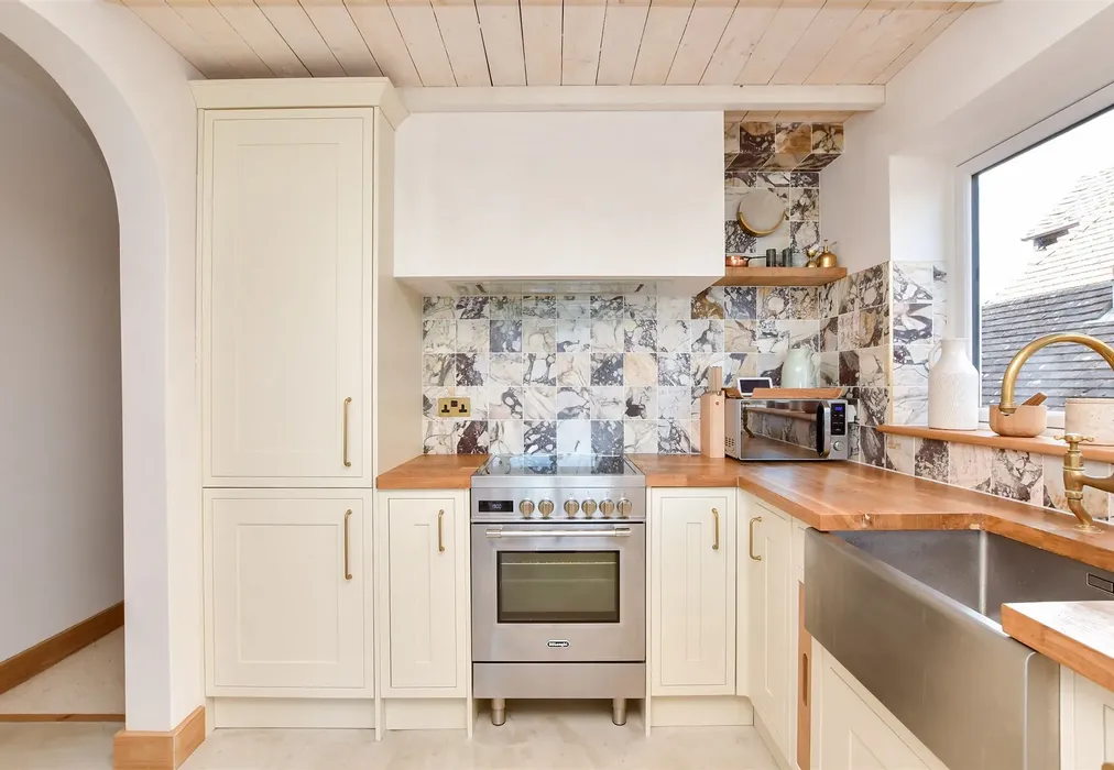 Kitchen - Eastern Esplanade, Broadstairs, Kent - Wards of Kent