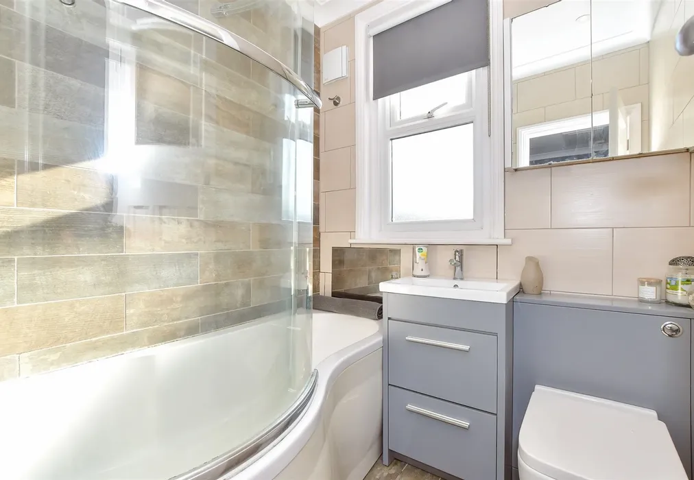 Bathroom - Chelmsford Road, Portsmouth, Hampshire - Wards of Kent